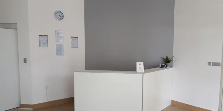 Procedura trvá zhruba 45 minut.