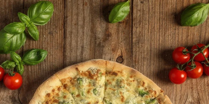 Cena voucheru zahrnuje buď dvě, nebo rovnou tři pizzy o průměru 32 cm.