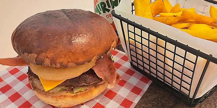 Domácí bulka bude napěchovaná masem, slaninou, zeleninou, čedarovou omáčkou a dresinkem.