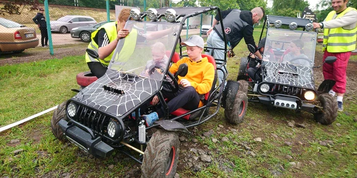 Projeďte se v závodní bugině i na motorovém člunu. 