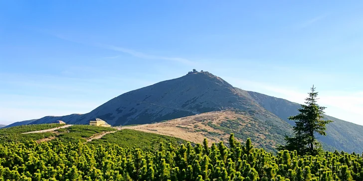 Naplánujte si výšlap na Sněžku nebo se na ni nechte se slevou vyvézt lanovkou.