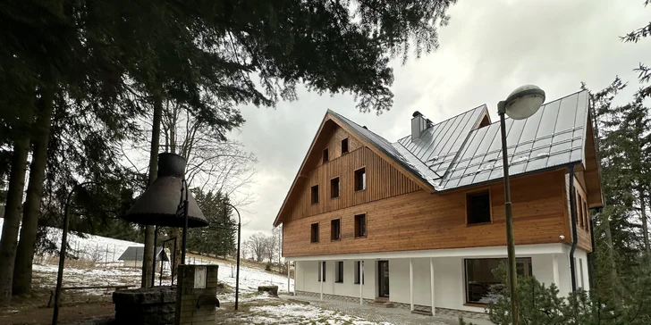 Na Tanvaldský Špičák je to jen 10 km, k rozhledně Černá Studnice dojdete pěšky po červené. 