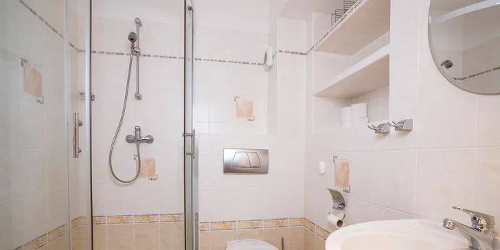 Každý pokoj má sociální zařízení s toaletou.