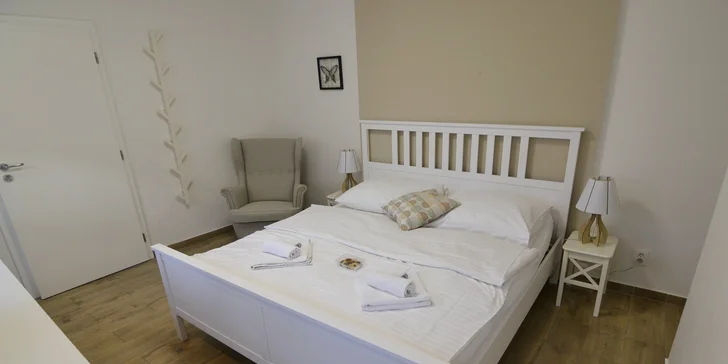 K vybaveniu izby patrí televízor, pohodlná manželská posteľ a kúpeľňa so sprchou a toaletou.