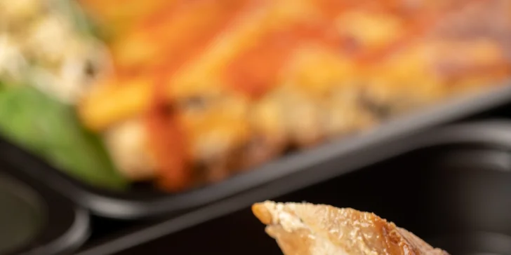 V krabičkách se objevují zahraniční speciality jako butter chicken nebo lasagne, ale i méně exotické klasiky. 