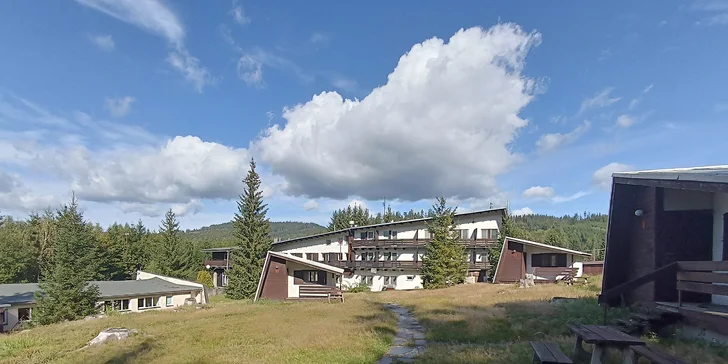 Hotel stojí asi 500 metrů od přehrady, kde se dá v létě koupat. 