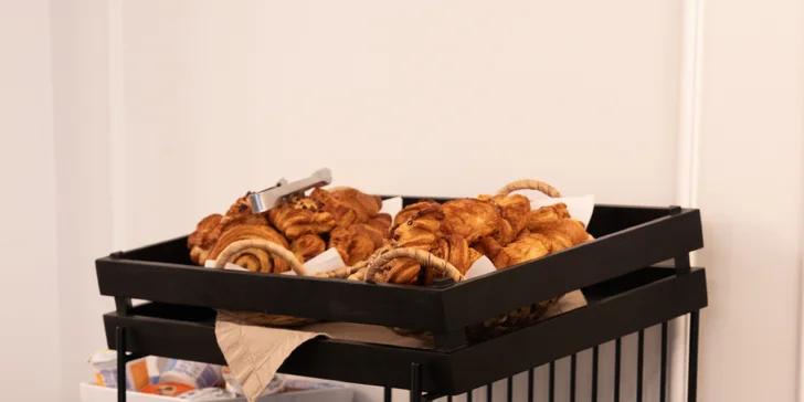 Každé ráno si pochutnáte na voňavém čerstvém chlebu, šunce, sýrech i domácích sladkých dobrotách.