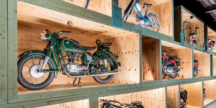 Vedle automobilů se budete moct pokochat pohledem také na rozsáhlou sbírku letadel či motocyklů, a také dalších technických zajímavostí.