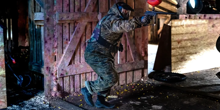Zapůjčí vám tu ochrannou masku a rukavice, pořádný kvér a přidají 100 kuliček, takže můžete rovnou vletět do hry.