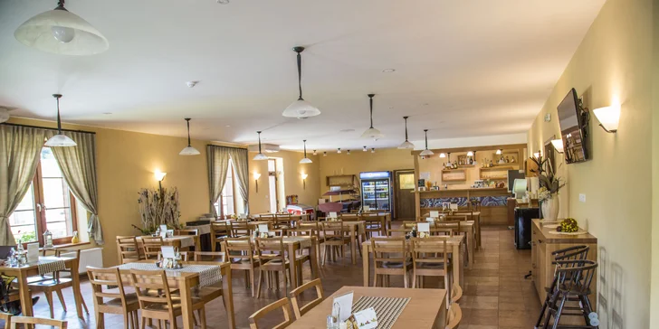 Na polopenzi si zajdete ráno a večer do restaurace hotelu Toč. 