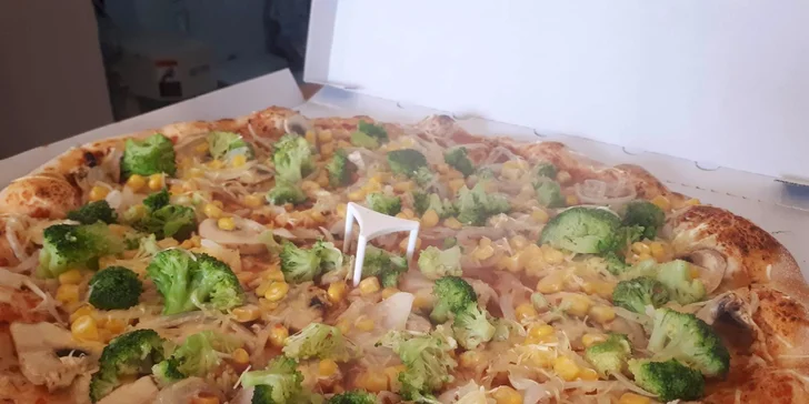 Vyberete si dvě 32cm pizzy, které vám přivezou až domů.