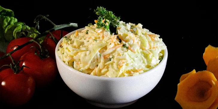 Přidají k ní i salát coleslaw a smažené bramborové plátky. 