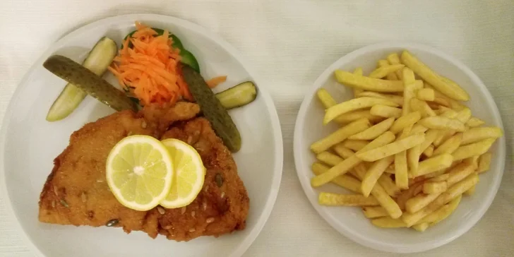 Ke 150gramovému řízku si podle gusta vyberete přílohu. 