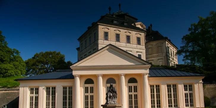 Hotel sídlí hned pod zámkem.