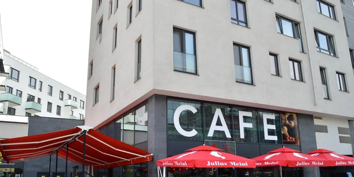 Drinky si vychutnáte na zahrádce nebo uvnitř Cafe Lounge Baru.