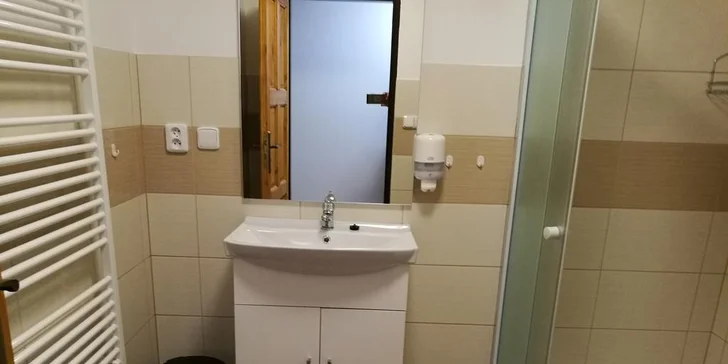 Každý pokoj má vlastní sociální zařízení.