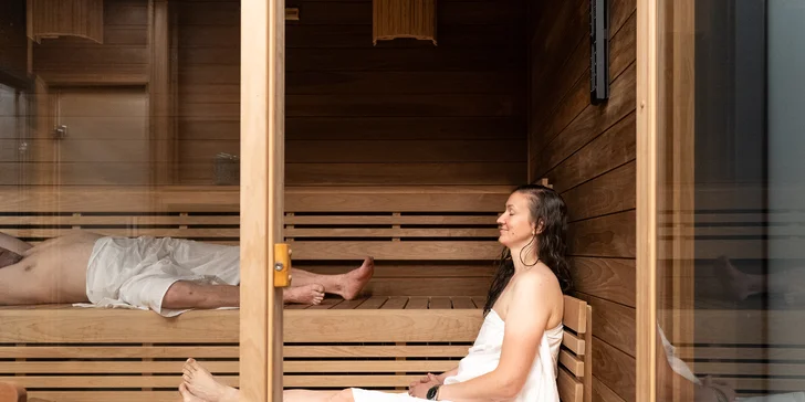 Finská sauna je vyrobena z přírodního světlého dřeva Thermo olše, které prostoru dodává útulnou a harmonickou atmosféru.