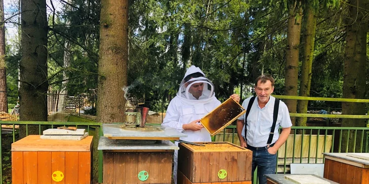 V roce 2020 tu poprvé stáčeli vlastní med. Ochutnáte ho během snídaní. 