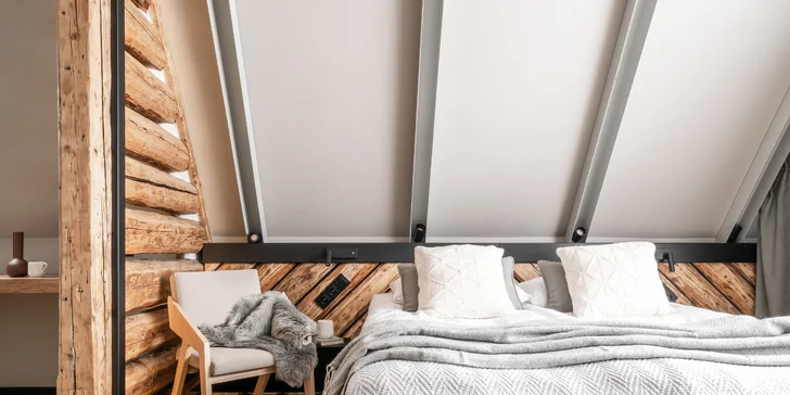 Apartmán je rozdělen na ložnicovou a obývací část. (na fotce dvoulůžkový pokoj s balkonem a výhledem na Giewont).