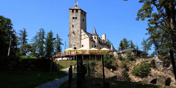 Je jasné, že taková masová dobrota si přímo říká o pěnivý mok! V ceně tak rovnou máte půllitr piva Pilsner Urquell. 