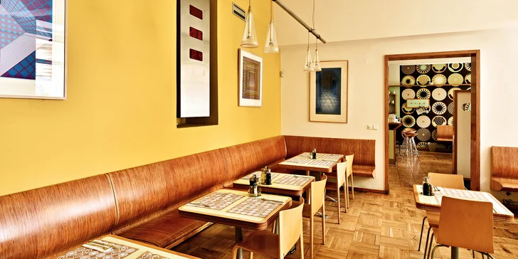 Restauraci navíc najdete kousek od tramvajové zastávky Národní divadlo. 