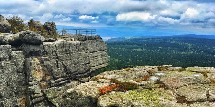 Několik vyhlídek se zábradlím skýtá nádherná panoramata.