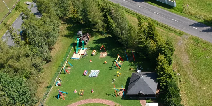 Areál je opravdu rozlehlý, je tu velké dětské hřiště, minigolf a tenisový kurt.