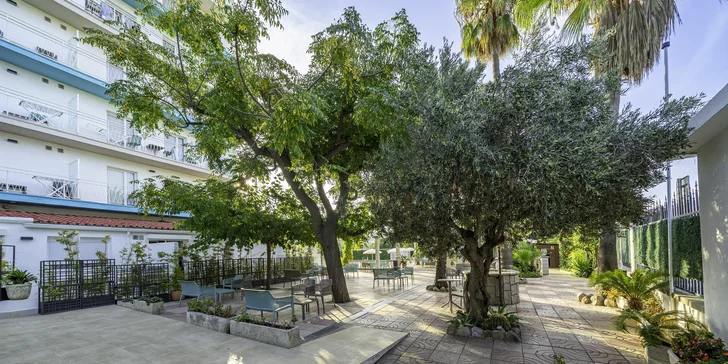 Apartmánový komplex sa nachádza v dojazdovej vzdialenosti do Barcelony aj k zátokám Costa Brava.