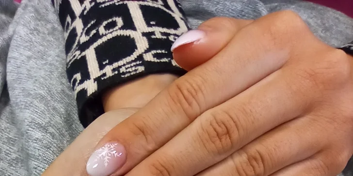 Dlhé nechty sú často považované za symbol ženskosti