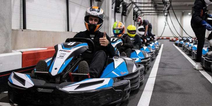 Tady na vás čeká jízda v motokárách na vnitřním okruhu. 