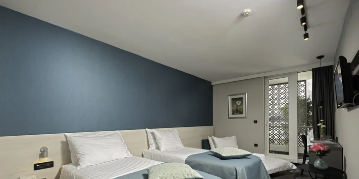 Kromě standardního vybavení se můžete těšit na luxusnější nábytek, a to vč. rozkládacího gauče, který případně poslouží jako přistýlka.