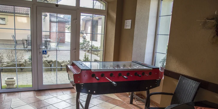 V hotelu si můžete zahrát stolní fotbálek.