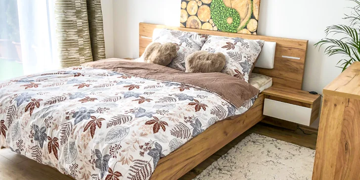 Apartmán má spálňu s manželskou posteľou, obývaciu časť s pohovkou i jedálenským posedením a kompletne zariadenú kuchyňu.