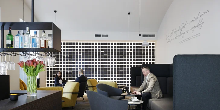 Hotel je situován v historické části Žižkova a je to z něj jen pár kroků na Vítkov nebo tunelem do Karlína.