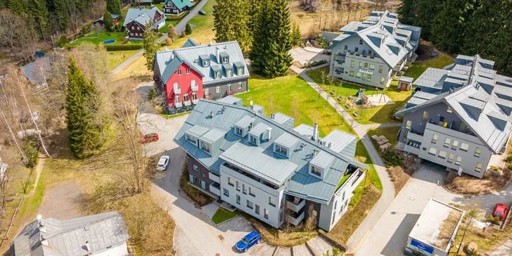 Ke každému apartmánu patří jedno parkovací místo.