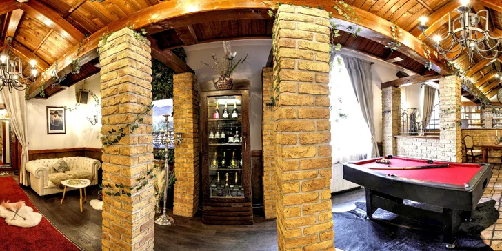 V Královském apartmá je k dispozici kromě vířivky a sauny i kulečník.