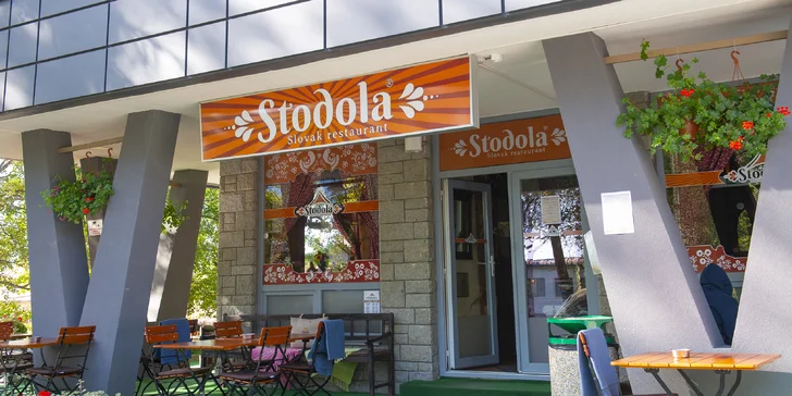 Stodola Smokovec sa nachádza len asi 100 metrov od stanice lanovky na Hrebienok. Rovnako ďaleko to budete mať k železničnej stanici. 

