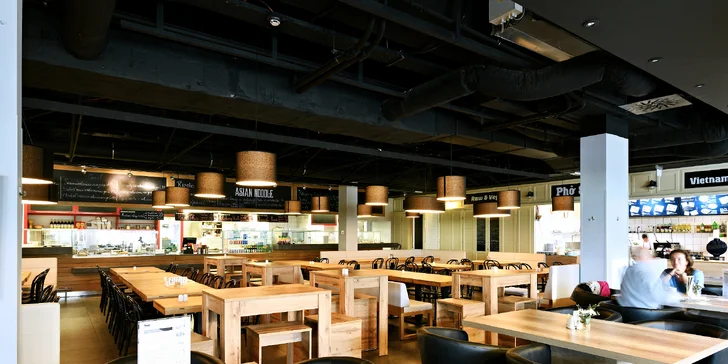 Součástí Rynku je restaurace s obsluhou, kde uplatníte voucher, ale i samoobslužná restaurace či veganský stánek