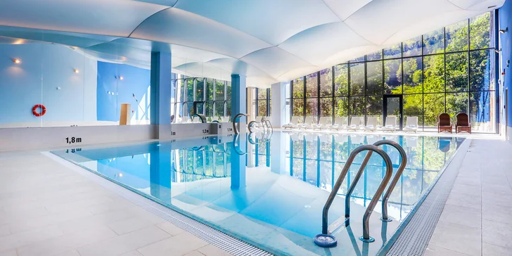 Moderní hotel s výhledem na Slezské Beskydy: polopenze a neomezený vstup do wellness
