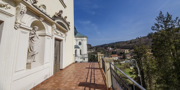 Bydlet budete přímo na zámku, který sousedí s kostelem Jména Panny Marie postaveným podle návrhu architekta Jana Blažeje Santiniho-Aichela.