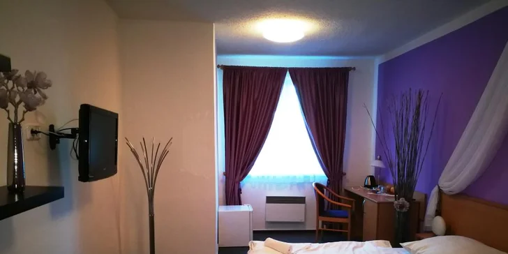 Po příjezdu se ubytujete v pokoji s televizí, ledničkou a vlastní koupelnou.