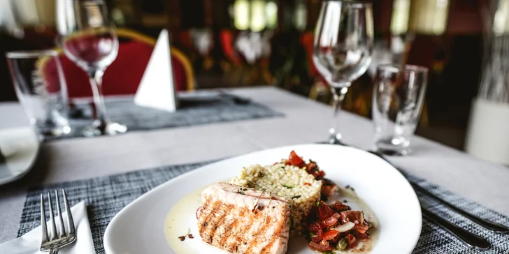 Vychutnat si vynikající jídlo můžete přímo v restauraci nebo zimní zahradě. 