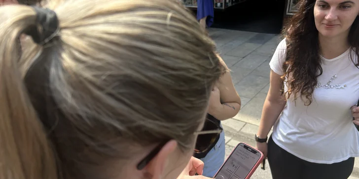 Jediné, co bude třeba, je chytrý telefon s připojením k internetu, aplikací pro čtení QR kódu a kompas.