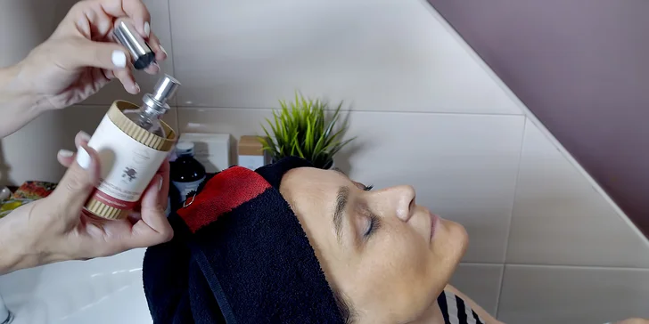 Aplikace esenciální mlhy pro maximální relaxační zážitek s regenerečním zábalem vlasů.