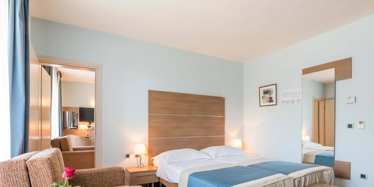V spálni je vždy manželská posteľ. Nechýba TV, trezor ani minibar.