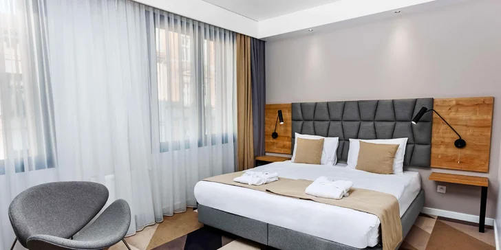 V závislosti od zvoleného variantu sa ubytujete v izbe Superior, Deluxe alebo v priestrannejšom apartmáne.