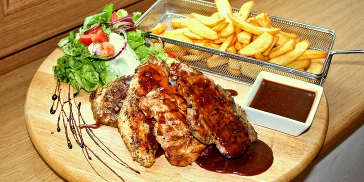 Pochutnejte si na grilovaném mase s BBQ dipem.