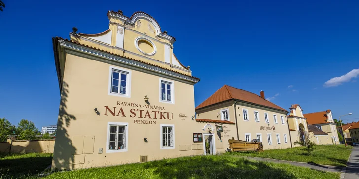 Pobyt na zrekonstruovaném statku v Dobříši: snídaně či polopenze i privátní wellness