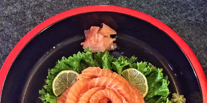 S otevřeným voucherem v hodnotě 500 nebo 1000 Kč si tu můžete dát nejen různé druhy sushi, ale také smažené či čerstvé závitky, thajské polévky, kari, smažené nudle i dezerty.