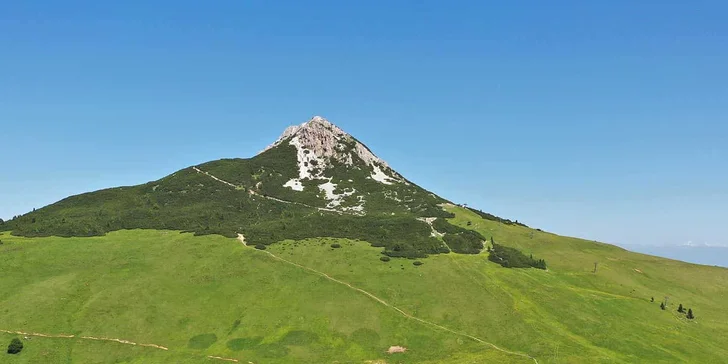 Naplánujte si výstup na sesterské vrcholy Corno Bianco a Corno Nero, ke kterým můžete vyrazit přímo od hotelu.